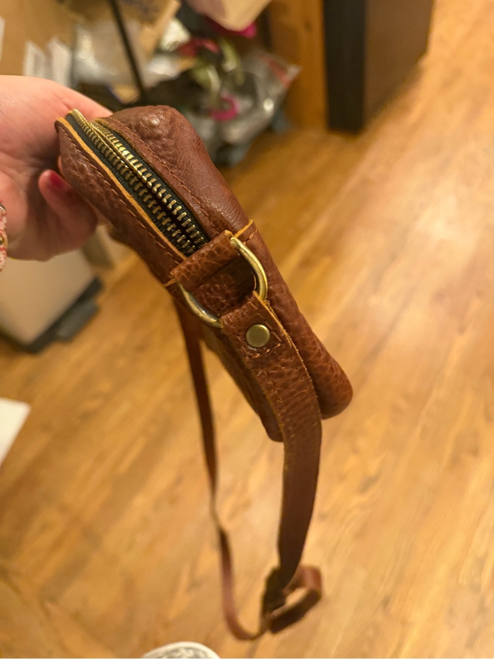 Portland Leather Chestnut Brown Large Crossbody Camera Bag - Picture 6 of 9